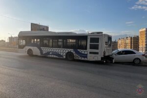 В Волгограде легковушка врезалась в стоящий на дороге автобус
