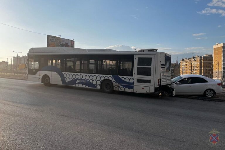 В Волгограде легковушка врезалась в стоящий на дороге автобус