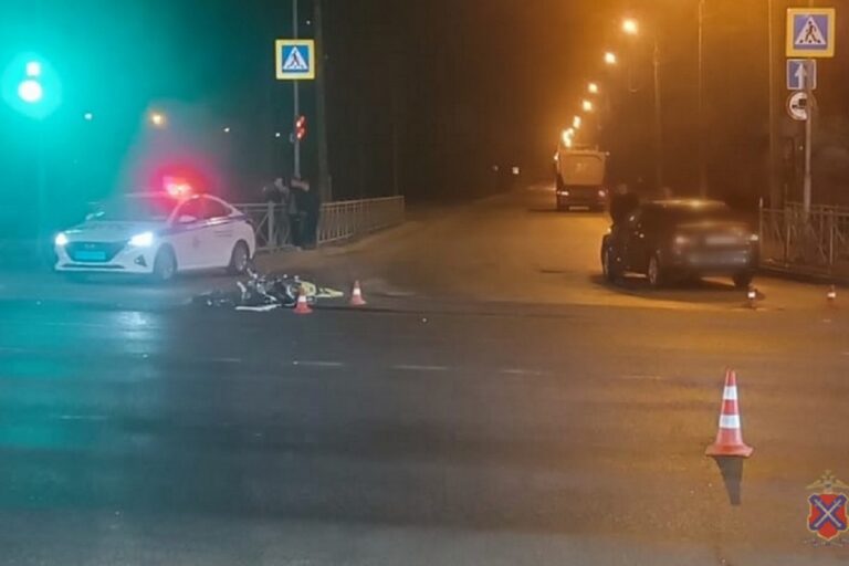 Ребенок пострадал в ДТП с мотоциклом на севере Волгограда