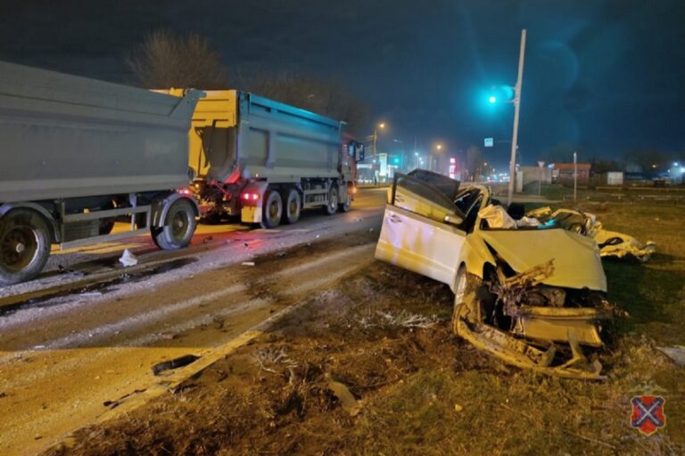 Водитель легковушки попала в больницу после ДТП с грузовиком под Волгоградом