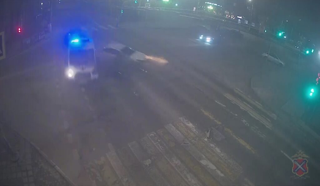 В Волгограде камера сняла момент ДТП с машиной скорой помощи