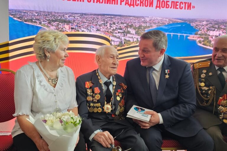 Андрей Бочаров вручил знак «Почетный гражданин Волгоградской области» ветерану Павлу Андрееву