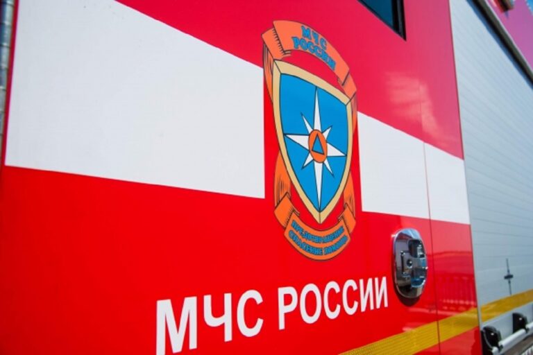 Сотрудники МЧС потушили загоревшуюся кровлю пятиэтажки в Волгограде
