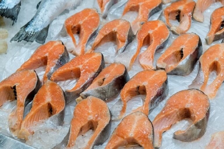 В Волгограде 109 кг мороженой форели выдали за охлажденную