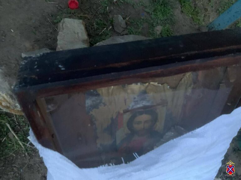 Житель Волгоградской области украл из частного дома икону Николая Чудотворца