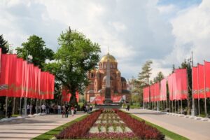 Центр Волгограда к майским праздникам украсили декоративные деревья