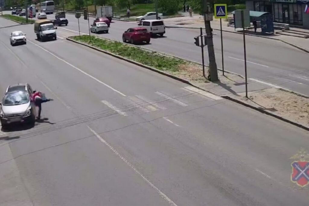 В Волгограде на видео попал момент наезда «Пежо 307» на пешехода