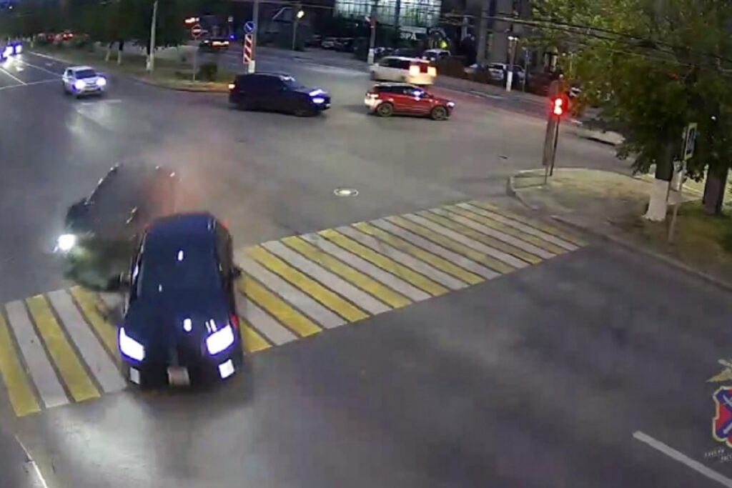 В Волгограде на видео попало жесткое столкновение иномарок на перекрестке
