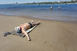 Названы главные правила поведения на отдыхе около воды