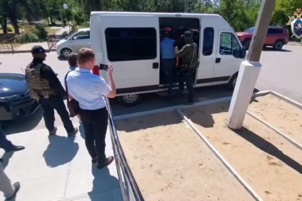 Заместителей главы района Волгоградской области подозревают в превышении полномочий