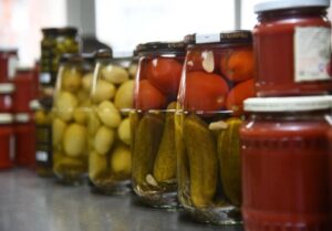 Волгоградцев призвали не покупать соленья на обочинах дорог