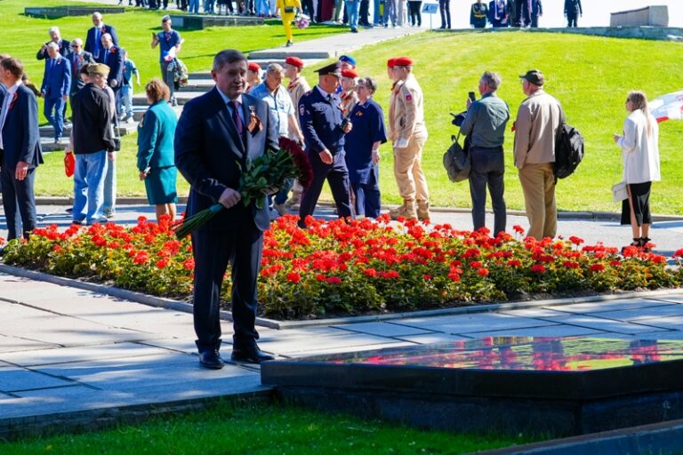 Волгоградцы в 80-летие Великой Победы возлагают венки и цветы на Мамаевом кургане