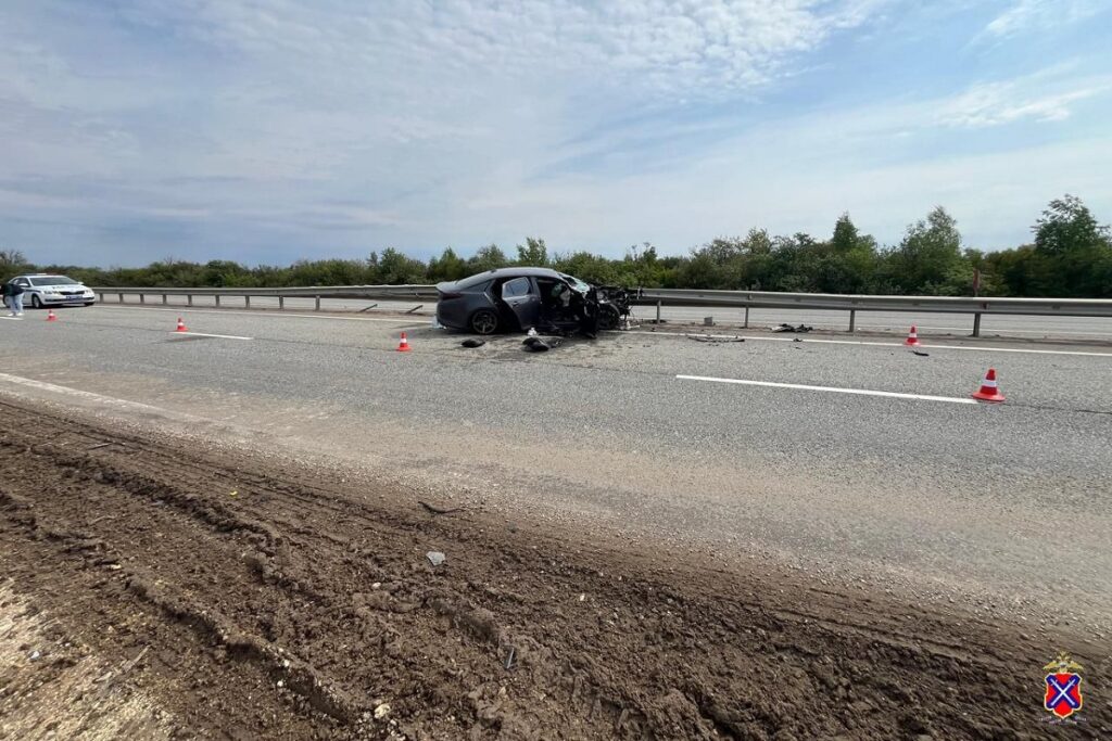 Четыре человека пострадали в ДТП с КамАЗом на трассе в Волгоградской области