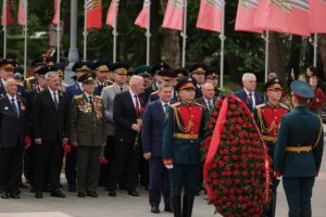 Волгоградцы возложили цветы к братской могиле на обновленной Аллее Героев