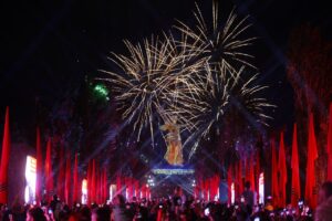 На Мамаевом кургане в Волгограде прогремел салют в честь дня Великой Победы