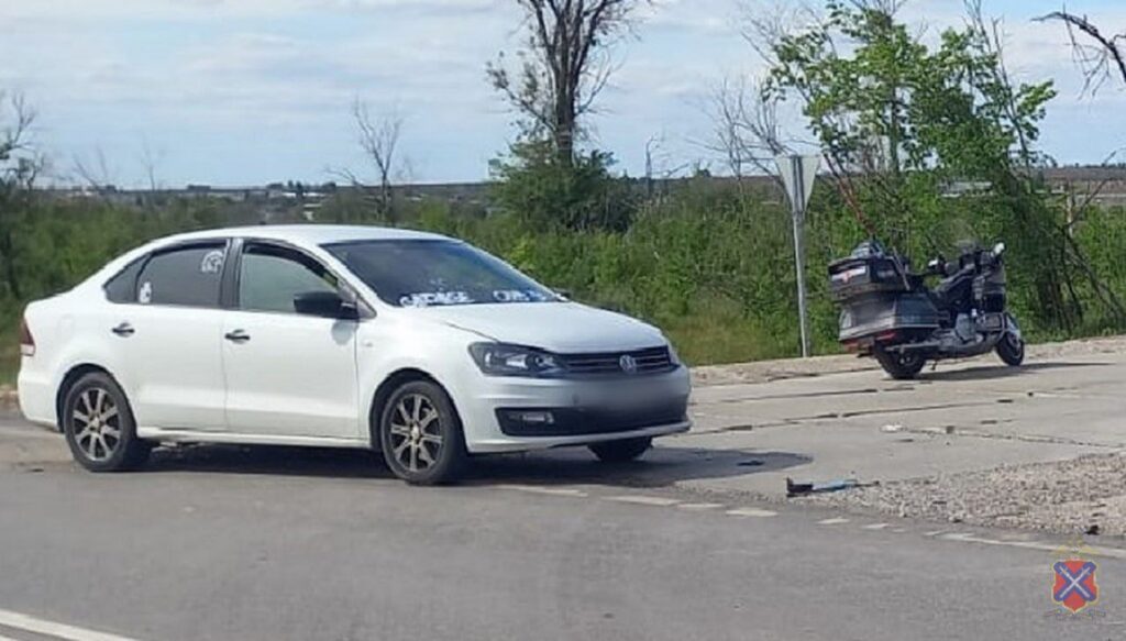 Под Волгоградом мотоцикл столкнулся с иномаркой, двое пострадали