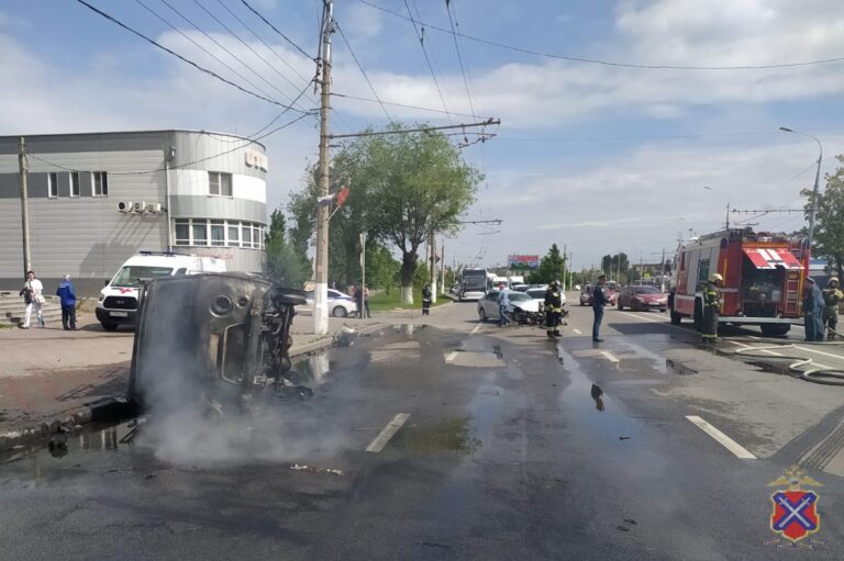 В центре Волгограда после массового ДТП загорелась автомашина