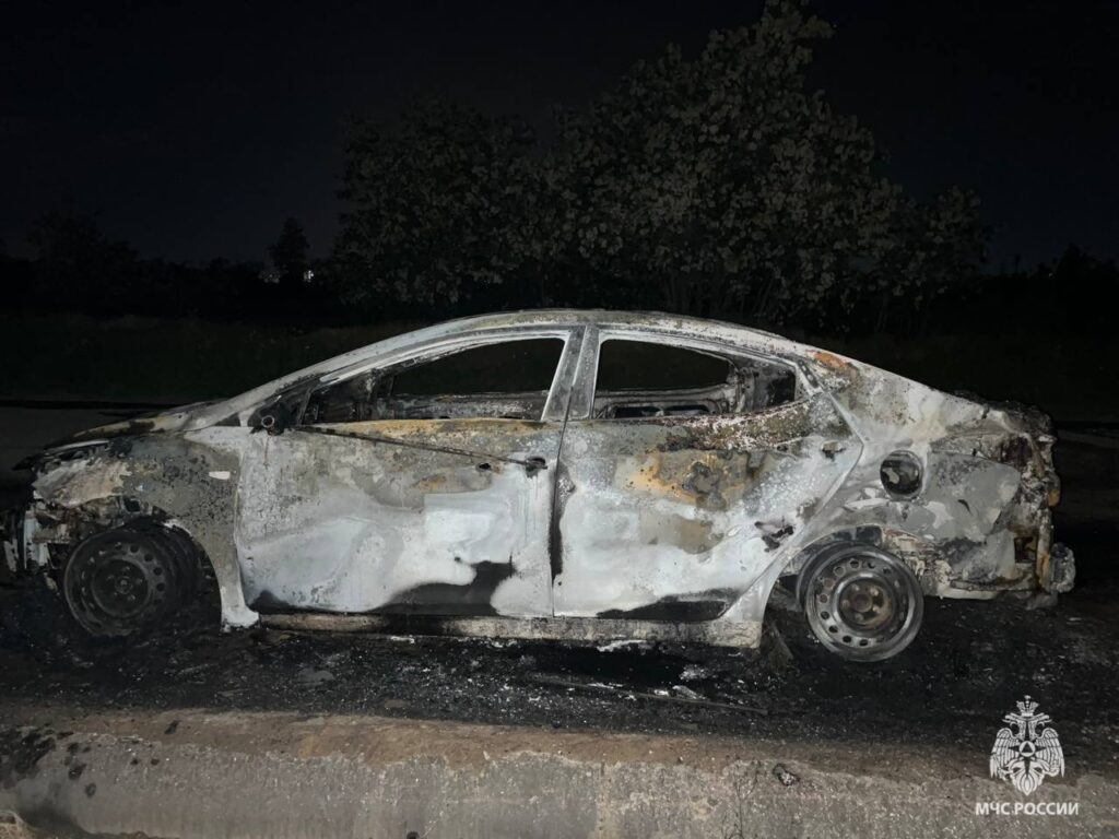Два легковушки сгорели за одну ночь на севере Волгограда
