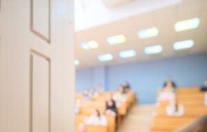 В волгоградском вузе на голову преподавателя рухнул потолок