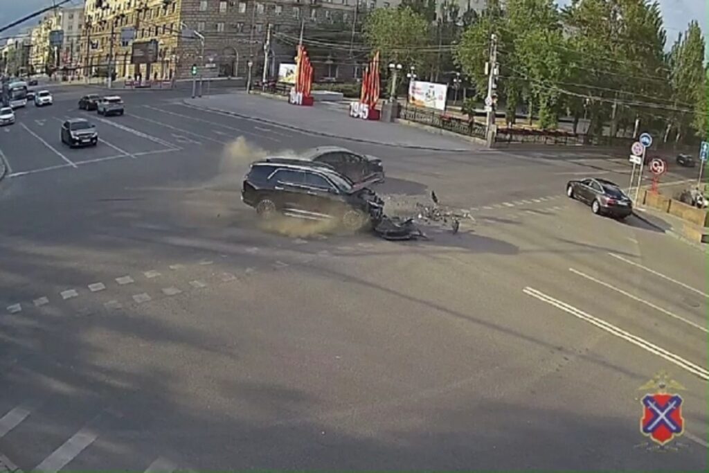 На перекрестке в центре Волгограда произошло ДТП с двумя иномарками