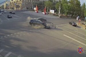 На перекрестке в центре Волгограда произошло ДТП с двумя иномарками