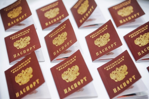 В преддверии Дня России юным волгоградцам торжественно вручили паспорта