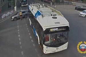 Электросамокатчик столкнулся с автомобилем в центре Волгограда