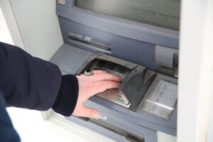 Волгоградцы могут столкнуться с проблемами при частых переводах на карту