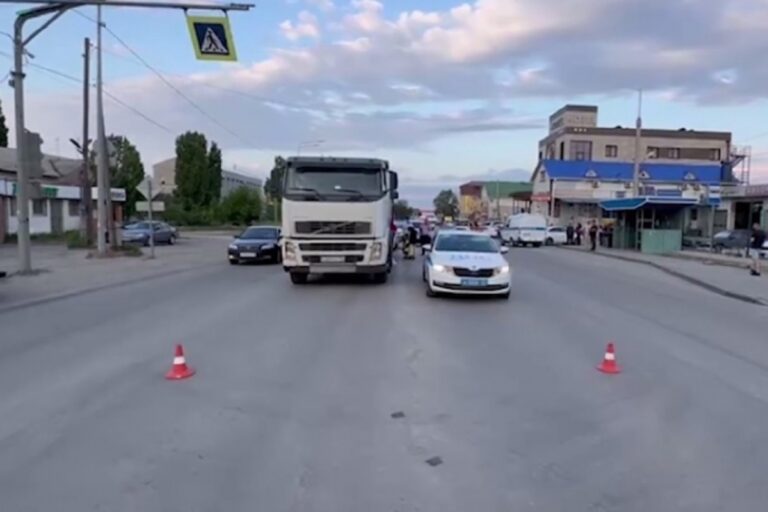 В Волгограде грузовик насмерть сбил женщину