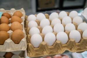 За неделю в Волгоградской области подешевели куриные яйца и консервы для детей