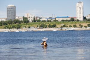 В Волгограде водолазы проверили дно реки в Советском районе