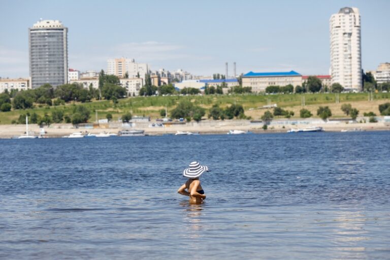 В Волгограде водолазы проверили дно реки в Советском районе