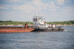 Суд оштрафовал помощника капитана судна, протаранившего опору Волгоградского моста