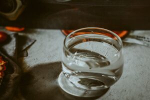 Жителей Волгоградской области призвали покупать воду в стеклянных бутылках