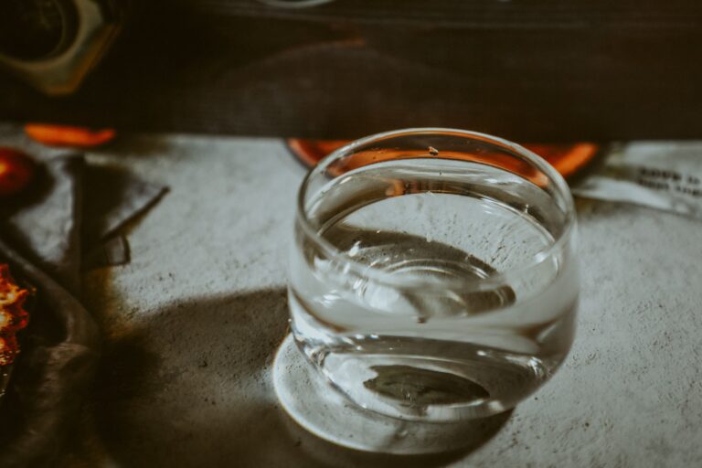 Жителей Волгоградской области призвали покупать воду в стеклянных бутылках