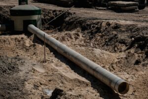 Крупный засор канализационного трубопровода устранили на севере Волгограда