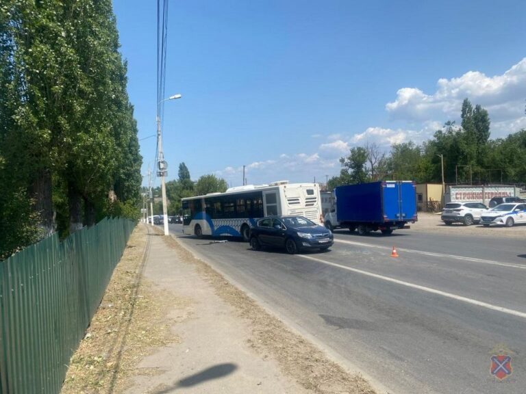 В Волгограде в ДТП с автобусом и 2 иномарками пострадала пассажирка легковушки