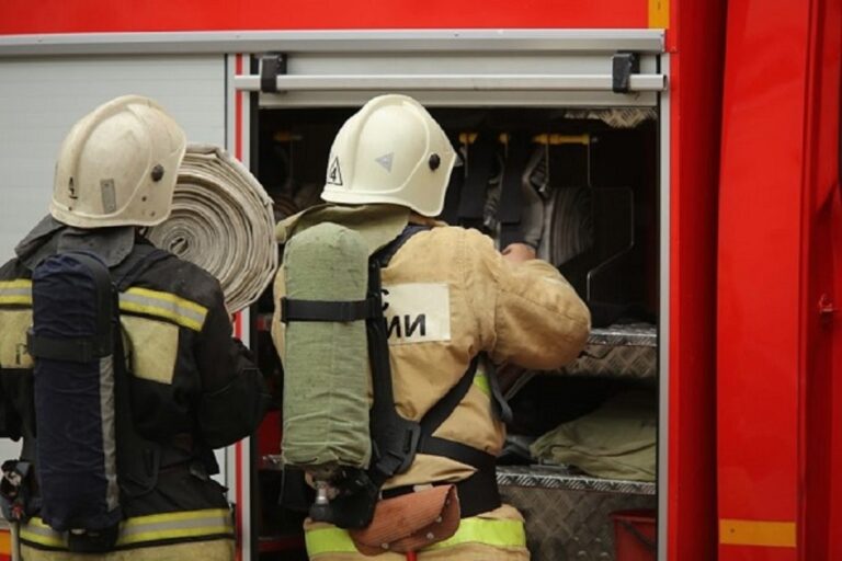 В Волгоградской области за один день потушили полыхающий КамАЗ и две легковушки