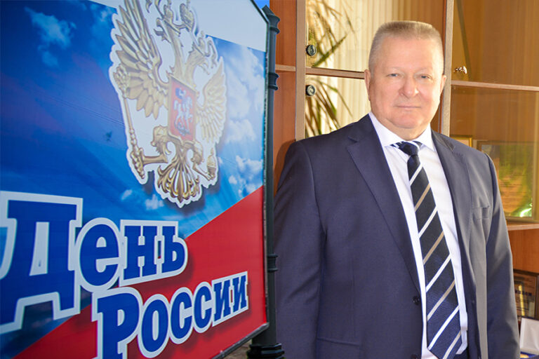 Гендиректор «Себряковцемента» поздравил коллег и земляков с Днем России